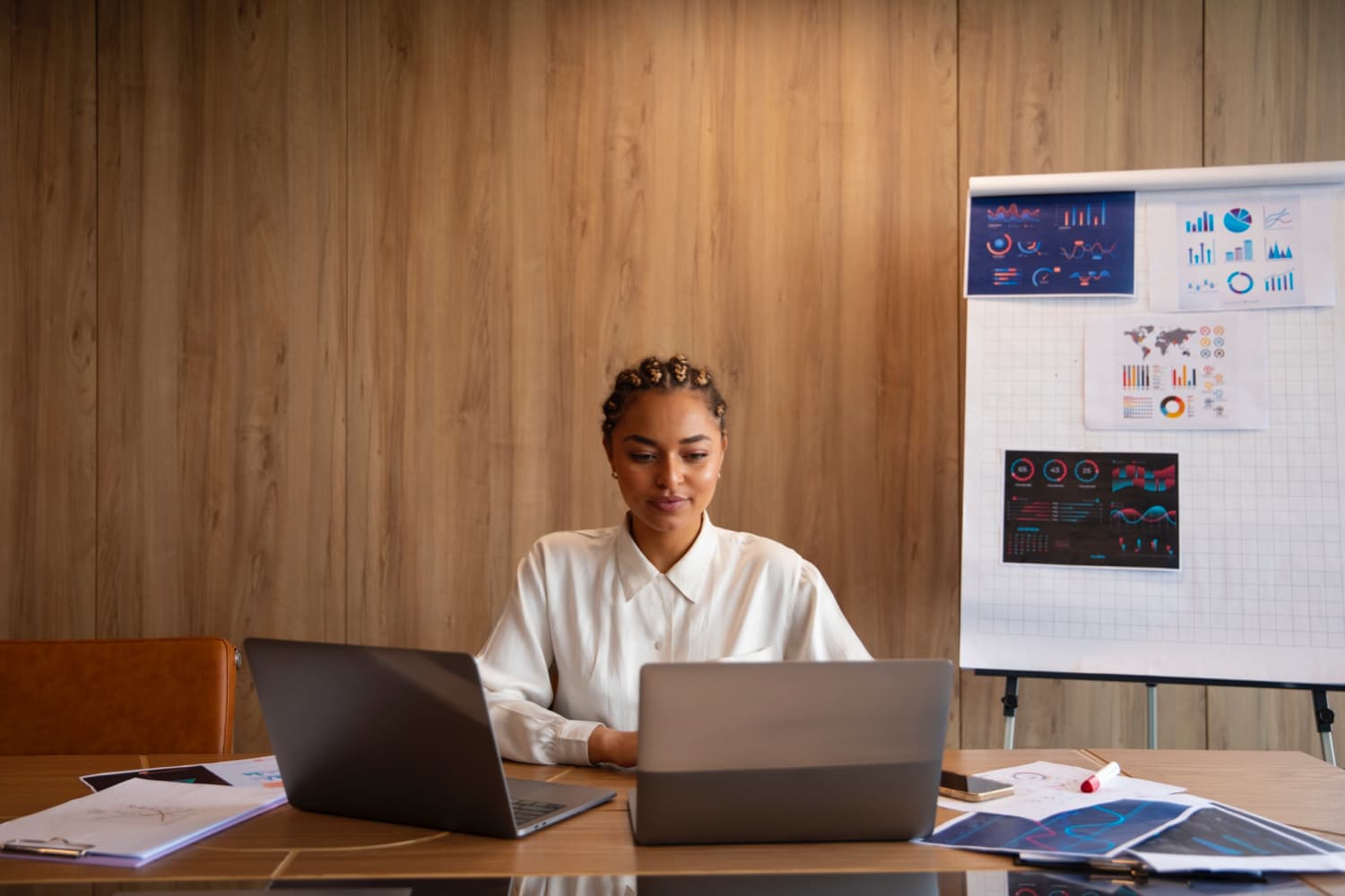 a woman working on her system - performance goals - BizEdge blog