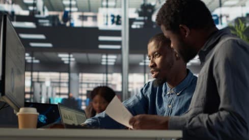 Two collegues analysing something on their computer - Digital HR - BizEdge blog