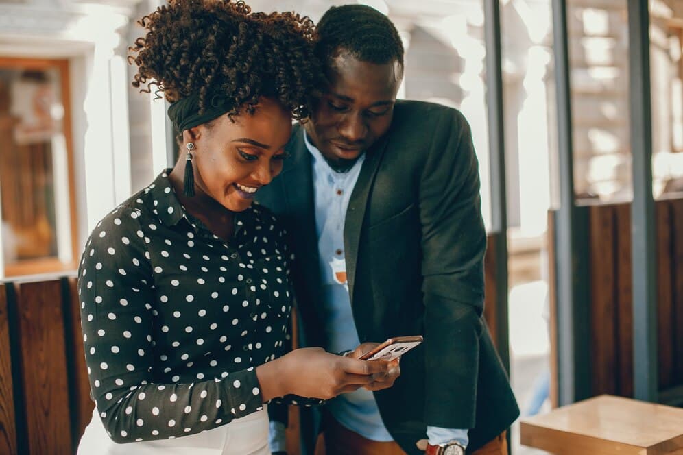 Two colleagues communicating on their device - BizEdge blog - Why Professional Team Messaging Matters More Than Ever