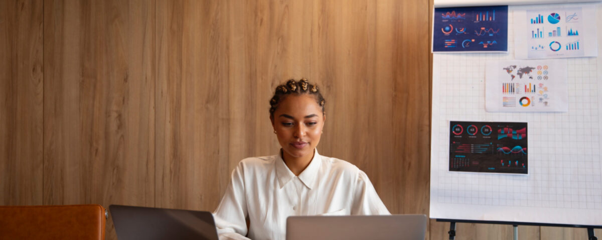 a woman working on her system - performance goals - BizEdge blog