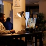 Manager discussing strategy with remote team - Hybrid Workplace - BizEdge blog