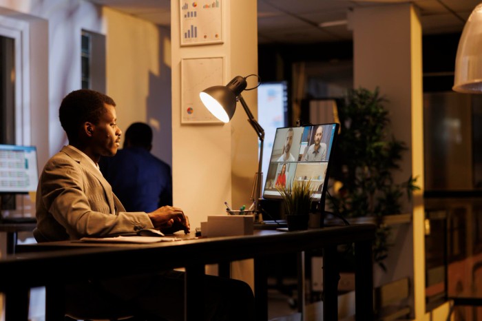 Manager discussing strategy with remote team - Hybrid Workplace - BizEdge blog