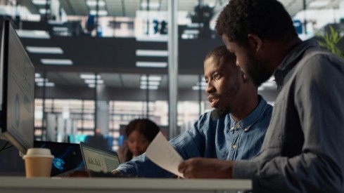 Two collegues analysing something on their computer - Digital HR - BizEdge blog
